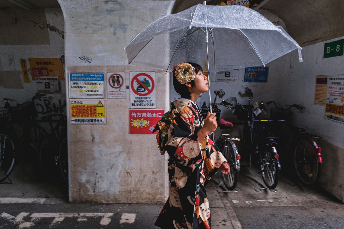 高架下で振袖撮影