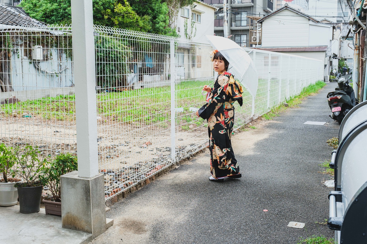 大阪の街角で佇む着物姿